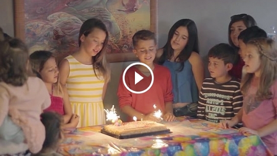 Cumpleaños Feliz - Adexe ft. Ariann (Videoclip Oficial)