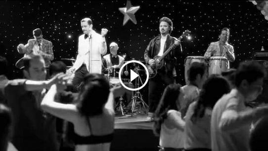 La Que Me Gusta - Los Amigos Invisibles (Official Music Video)