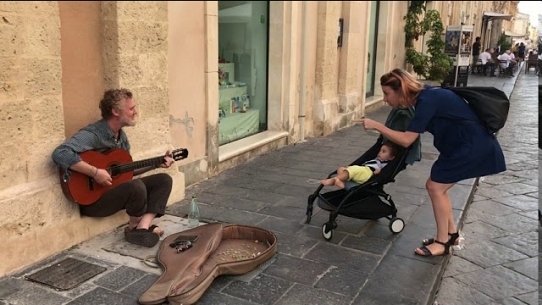 Glen Hansard busking in Noto, Sicily, and singing "Her Mercy" for Illès Gennaro